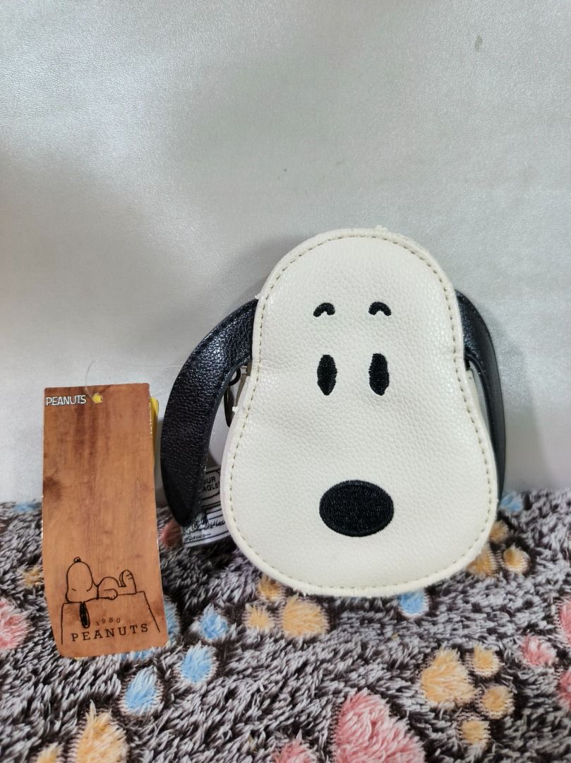 Peanuts Snoopy Face Pouch Coin Purse (Category: Purses & Pouches) located in San Leonardo. Submitted by burgossanleonardo.12345 (Listing ID 1469075442, Image 1). Description: - Authentic Peanuts merchandise with original store tags still attached - Adorable Snoopy face design with embroidered eyes, nose, and floppy ears on the front - Charlie Brown graphic and "Just Your Basic Beagle" inner tag on the back - Compact and handy size, ideal for coin