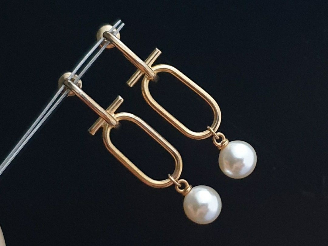 Pearl Geometric Drop Earrings (Category: Earrings) located in Quezon City. Submitted by WasalakTwo (Listing ID 1468938311, Image 2). Description: Bought in Japan High quality Goodcondition Clean and presentable Open for delivery nationwide.