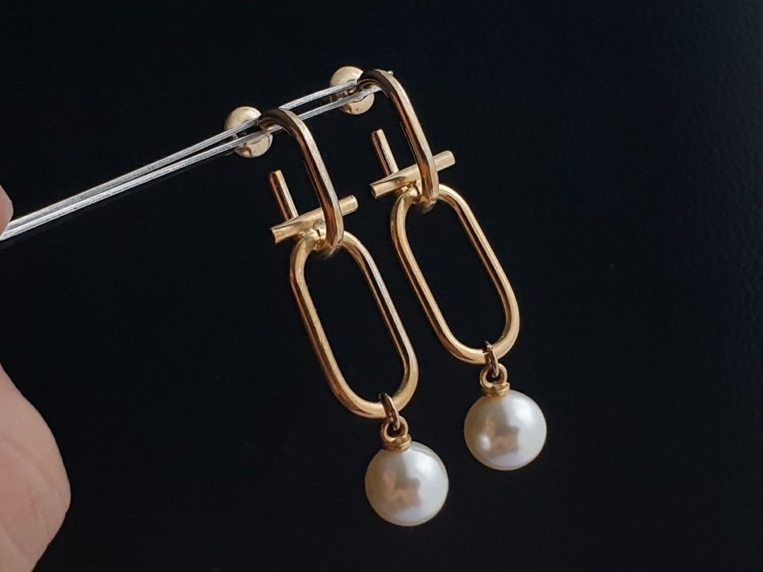 Pearl Geometric Drop Earrings (Category: Earrings) located in Quezon City. Submitted by WasalakTwo (Listing ID 1468938311, Image 1). Description: Bought in Japan High quality Goodcondition Clean and presentable Open for delivery nationwide.