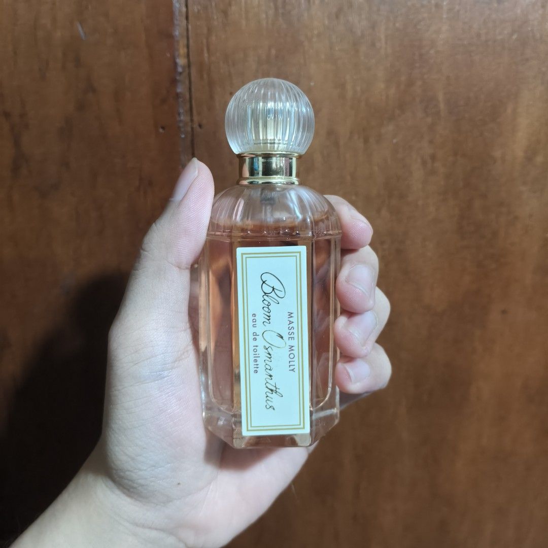 Perfume Bloom Osmanthus (Category: Fragrance & Deodorants) located in Pateros City. Submitted by randomsheesh (Listing ID 1468939552, Image 1). Description: Authentic from Japan Bloom Osmanthus 50ml EDT Top Notes: A refreshing burst of Bergamot and Peach. Heart Notes: A delicate floral core of Osmanthus, Jasmine, and Rose. Base Notes: A soft, lingering finish of Musk and Amber. negotiable sa sure buyer..