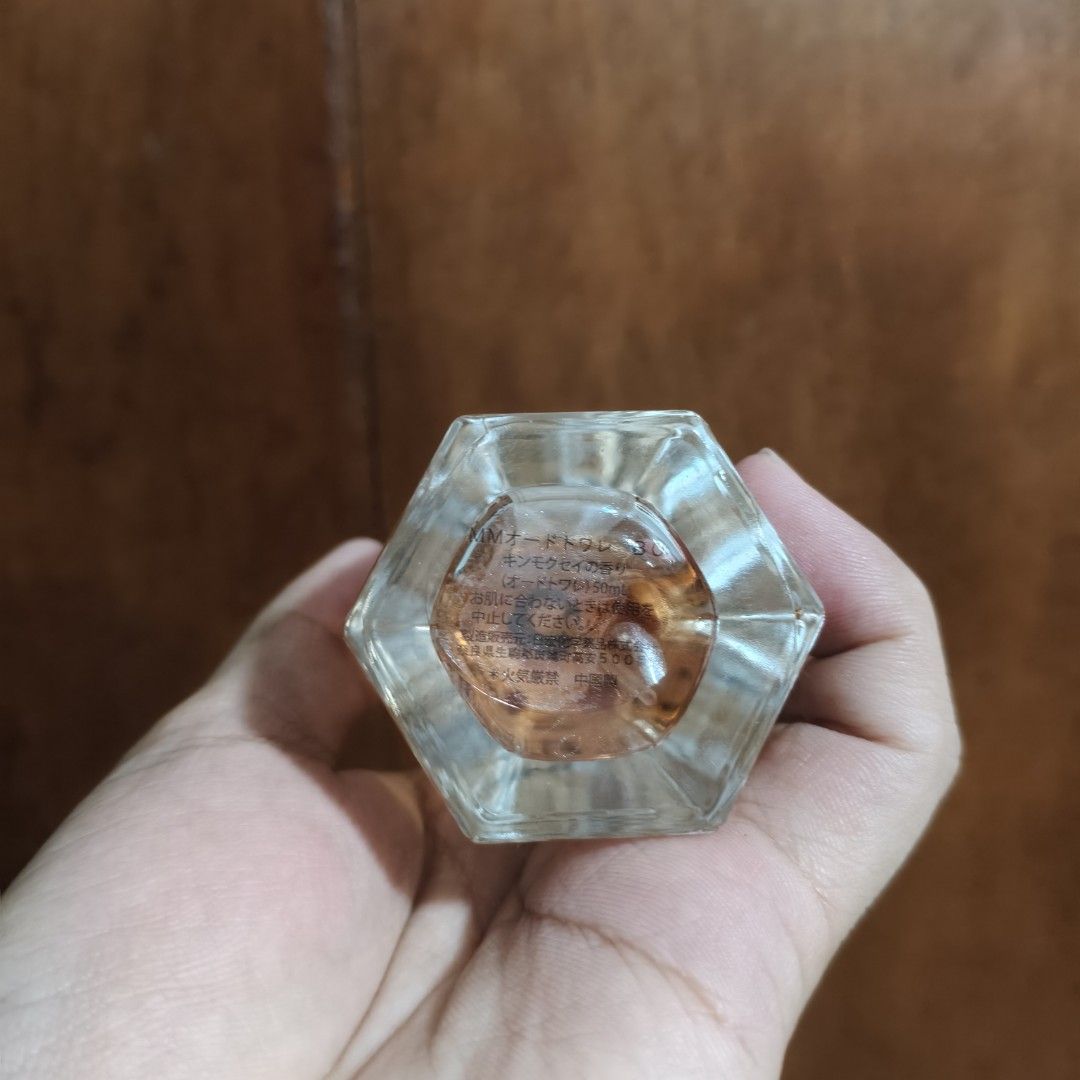 Perfume Bloom Osmanthus (Category: Fragrance & Deodorants) located in Pateros City. Submitted by randomsheesh (Listing ID 1468939552, Image 2). Description: Authentic from Japan Bloom Osmanthus 50ml EDT Top Notes: A refreshing burst of Bergamot and Peach. Heart Notes: A delicate floral core of Osmanthus, Jasmine, and Rose. Base Notes: A soft, lingering finish of Musk and Amber. negotiable sa sure buyer..
