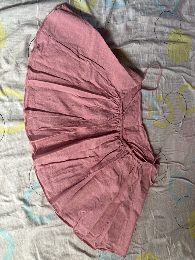 Pink Flowy Linen Crop Top (Category: Sleeveless) located in Vigan. Submitted by prelovedbyr.1 (Listing ID 1469161759, Image 2). Description: personal preloved item barely worn color may vary due to lighting fits xs-s condition: 10/10 flaws: none loc: vigan city, I.S. mop: gcash/maribank mod: J&T shipping fee will be shouldered by buyer :) .