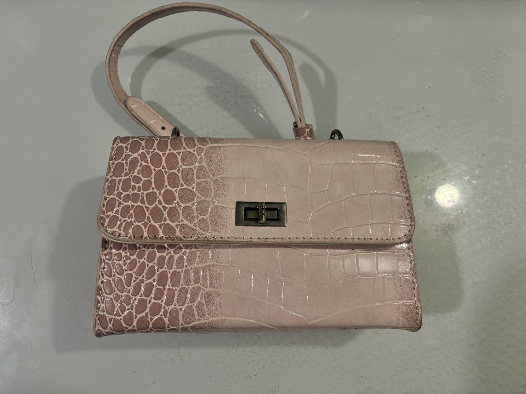 Pink Gradient Crocodile Pattern Shoulder Bag With Chain (Category: Shoulder Bags) located in Manila. Submitted by epicphoenix.894a74 (Listing ID 1468996349, Image 1). Description: Gcash or j&t Meetups Monumento Circle Free delivery! .