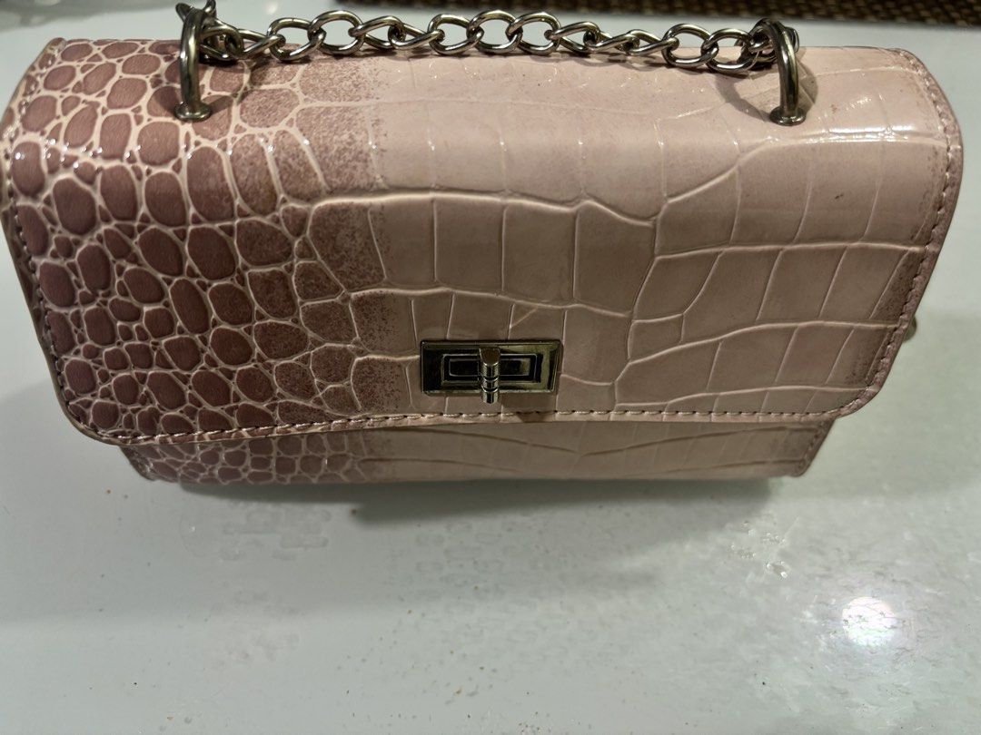 Pink Gradient Crocodile Pattern Shoulder Bag With Chain (Category: Shoulder Bags) located in Manila. Submitted by epicphoenix.894a74 (Listing ID 1468996349, Image 2). Description: Gcash or j&t Meetups Monumento Circle Free delivery! .