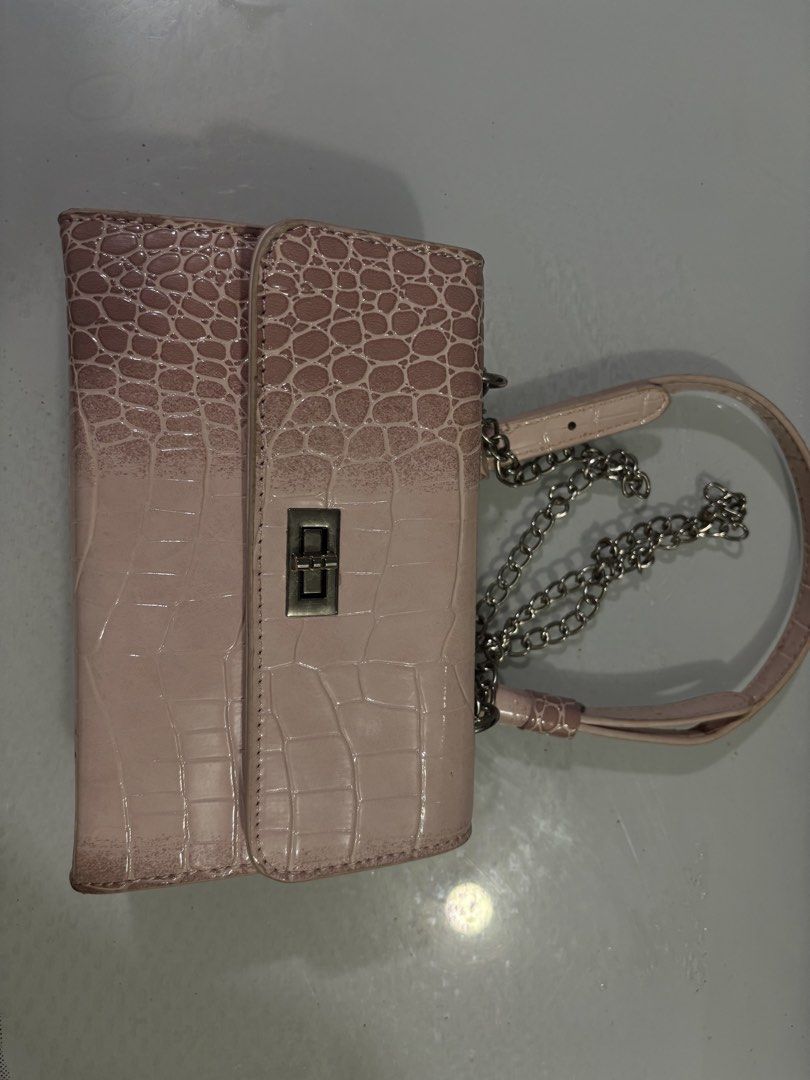 Pink Gradient Crocodile Pattern Shoulder Bag With Chain (Category: Shoulder Bags) located in Manila. Submitted by epicphoenix.894a74 (Listing ID 1468996349, Image 3). Description: Gcash or j&t Meetups Monumento Circle Free delivery! .