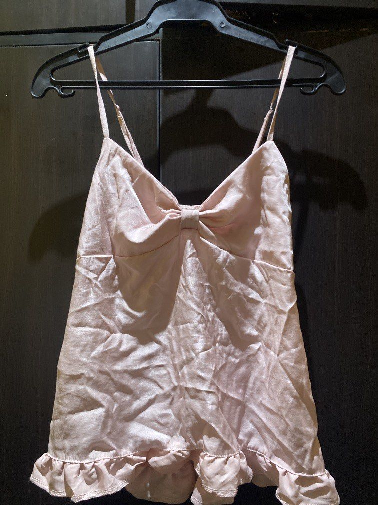 pink top !! (Category: Shirts) located in Manila. Submitted by preloved.yq (Listing ID 1469056415, Image 1). Description: Only used one time !! Still in good shape and comfortable r.f.s: tight on the bust area ++ no occasion to wear it in 😕😕.