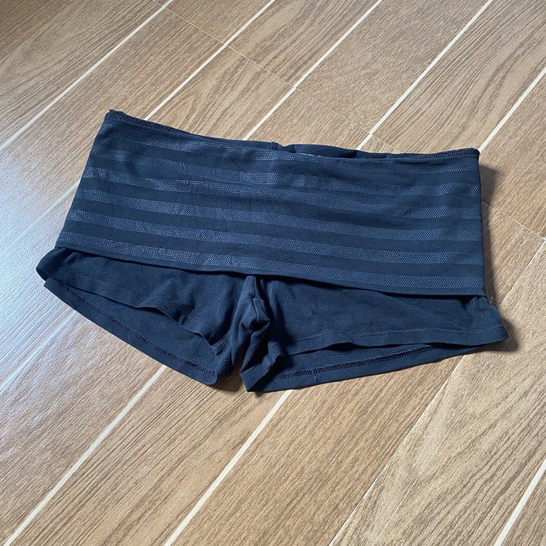 Pink yoga foldover short (Category: Other Bottoms) located in Paete. Submitted by fat.archives (Listing ID 1469101660, Image 3). Description: Dimes Waist 29/30 Length 9 10/10cr Min issue , pinhole Confused to origin +sf.