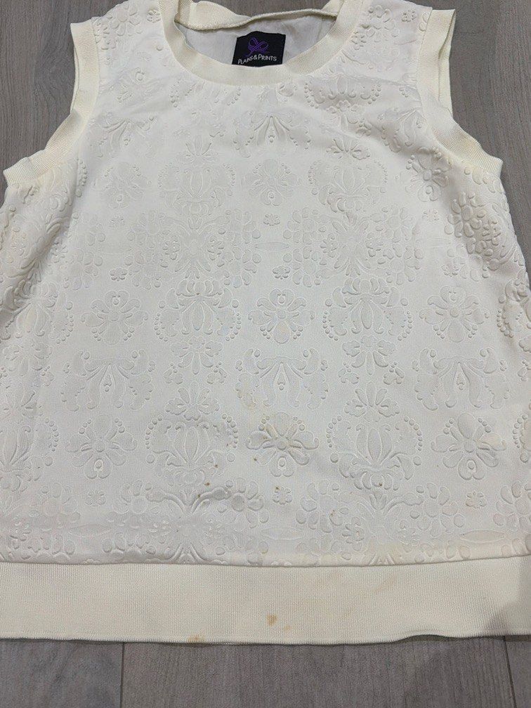 Plains & Prints White Sleeveless Top (Category: Sleeveless) located in Pasig City. Submitted by chamoisee (Listing ID 1468956795, Image 2). Description: Plains & Prints White Sleeveless Top heavy on stains 16”x21” DM FOR FASTER TRANSACTION 📩.