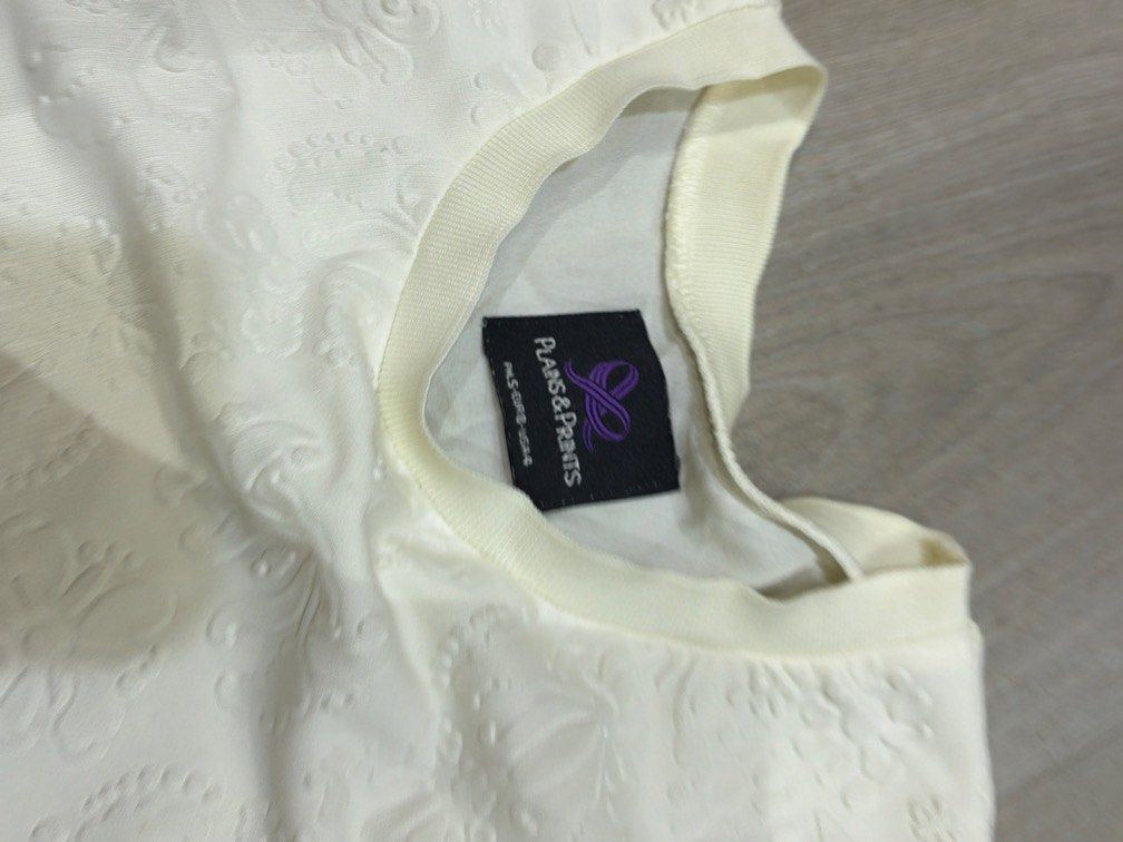 Plains & Prints White Sleeveless Top (Category: Sleeveless) located in Pasig City. Submitted by chamoisee (Listing ID 1468956795, Image 3). Description: Plains & Prints White Sleeveless Top heavy on stains 16”x21” DM FOR FASTER TRANSACTION 📩.