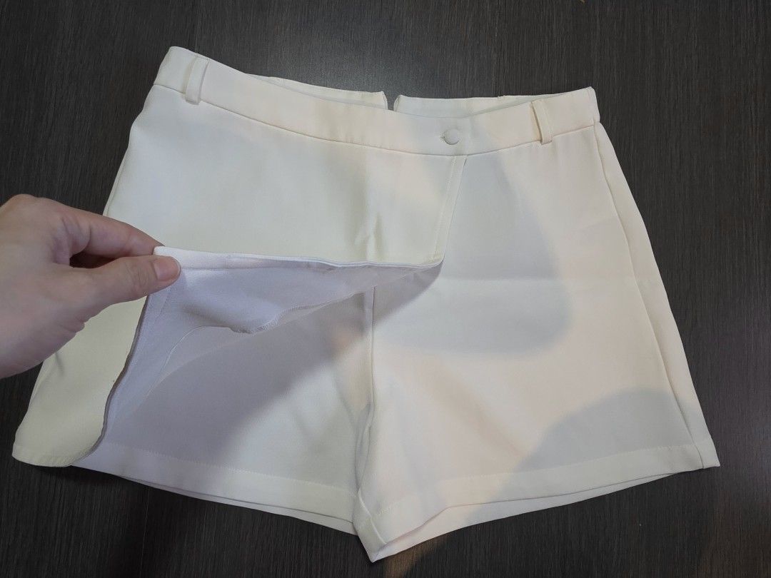 Plains and Prints Plain White Skort (Category: Shorts) located in Binan City. Submitted by thelleshop (Listing ID 1469030061, Image 2). Description: PLAINS AND PRINTS Used onced Can pass as brand new ✅️size: LARGE ✅️original price is P1498 ✅️Emily in Paris Edition ❌️Strictly no returns once shipped ✅️Sh pee check out available.