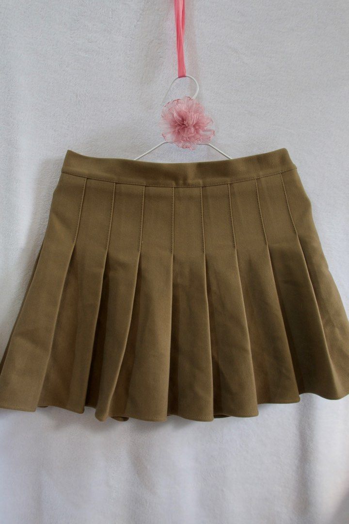Pleated Skort| Matcha Colored Skort | Basic Skort (Category: Skirts) located in Labrador. Submitted by cocoelatte_ (Listing ID 1469004413, Image 1). Description: waist size: 28 inches length: 15 inches NO FLAWS! ✨🥰.