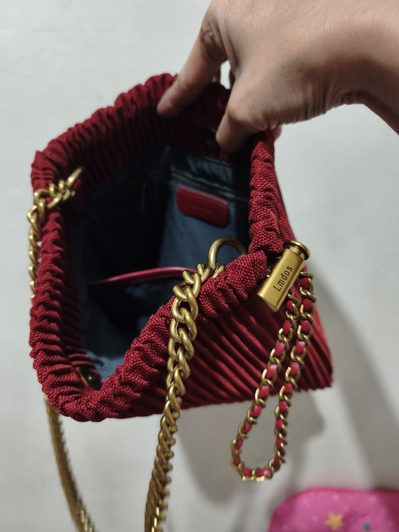 Pleated Wine Red Bucket Bag (Category: Shoulder Bags) located in Quezon City. Submitted by uydaisy1979 (Listing ID 1469082872, Image 3). Description: .