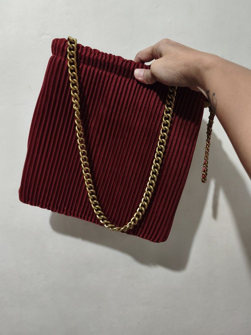 Pleated Wine Red Bucket Bag (Category: Shoulder Bags) located in Quezon City. Submitted by uydaisy1979 (Listing ID 1469082872, Image 1). Description: .