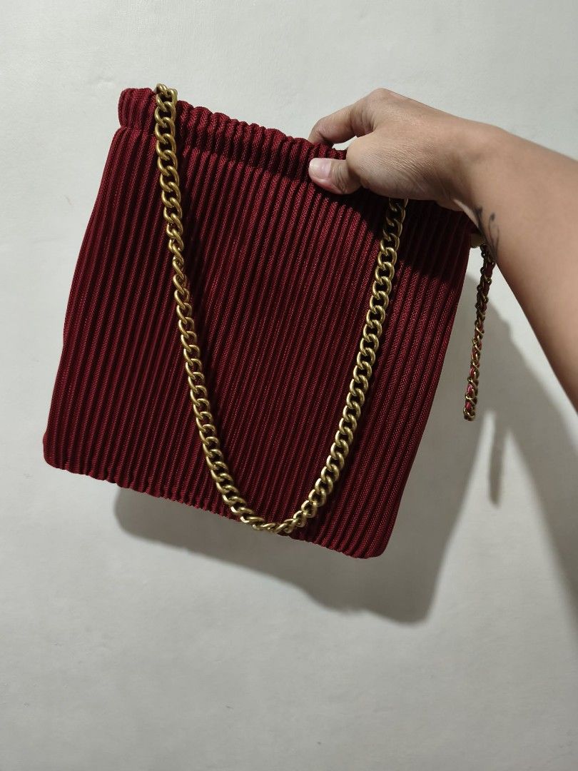 Pleated Wine Red Bucket Bag (Category: Shoulder Bags) located in Quezon City. Submitted by daisyuy1979 (Listing ID 1469084231, Image 2). Description: .
