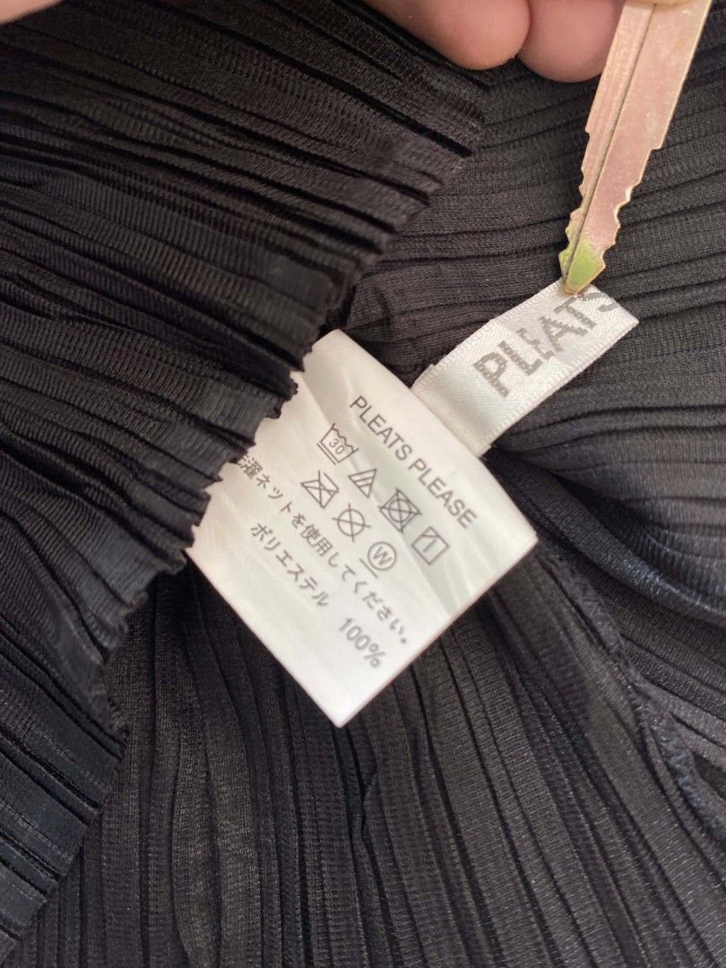 PLEATS PLEASE ISSEY MIYAKE TOP (Category: Others Tops) located in Manila. Submitted by _wtfroza (Listing ID 1469107715, Image 3). Description: 📌size: XS to S -no issues -not guaranteed as 100% authentic -need wash, overall condition is excellent.