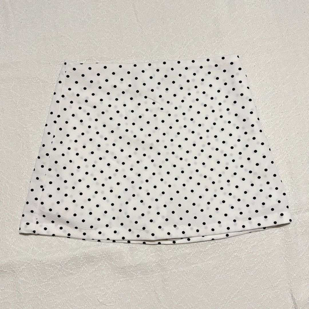 Polka Dot Skort (Category: Skirts) located in Bulacan. Submitted by luvjww (Listing ID 1469124905, Image 1). Description: - Size 22-28 - Built in Short - Premium Crepe Fabric - Never been used .
