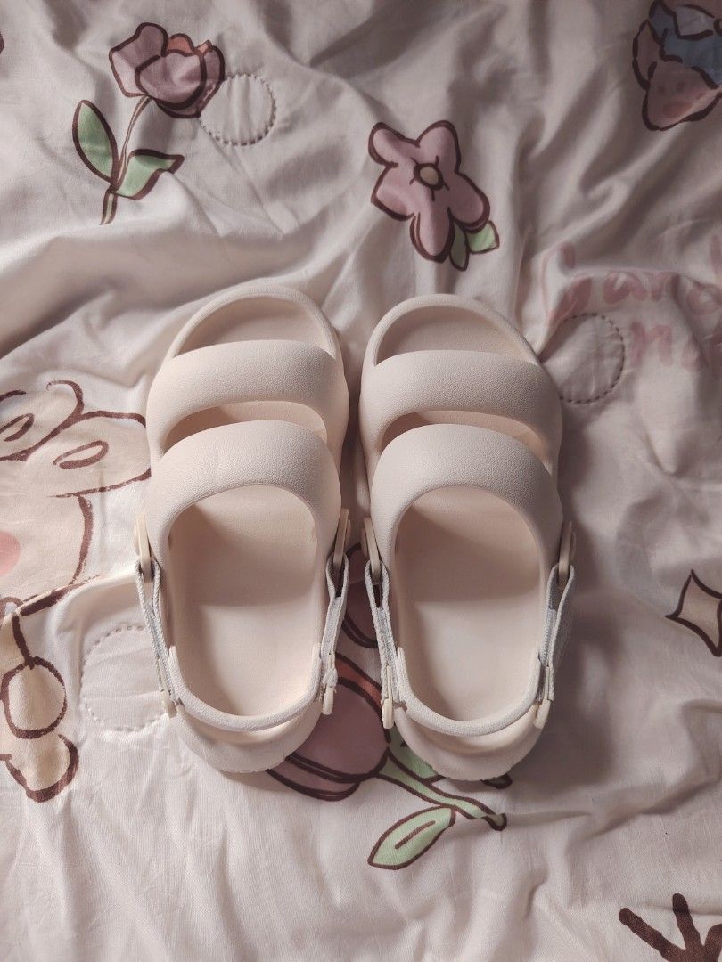 posee velcro sandals 🍦 (Category: Flats & Sandals) located in Hermosa. Submitted by lcvelycath (Listing ID 1468977316, Image 1). Description: size: 25.5-26/EU 39-40 issue: need wash colors may vary due to lightning & quality 𐙚 °. check details before mine joy miners will be posted :> 𐙚 °. payment first °. mode of payment: Gc@sh mode of delivery: JNT 𐙚 happy shopping 🛍️.