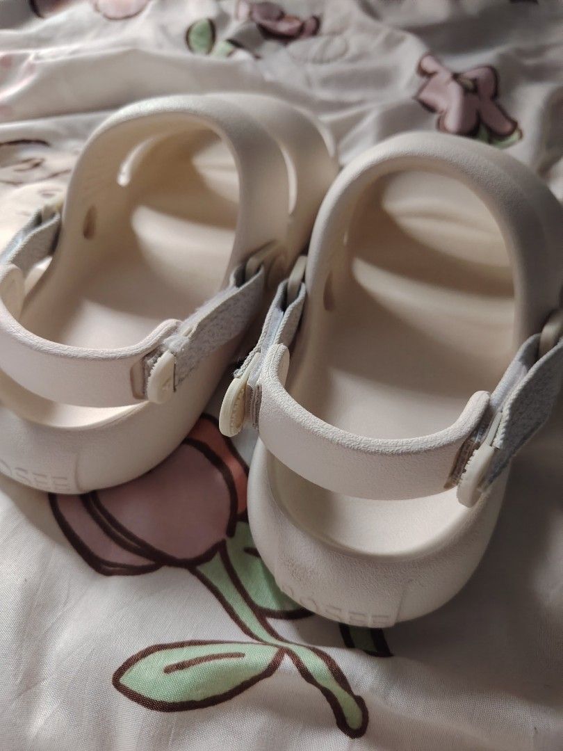 posee velcro sandals 🍦 (Category: Flats & Sandals) located in Hermosa. Submitted by lcvelycath (Listing ID 1468977316, Image 2). Description: size: 25.5-26/EU 39-40 issue: need wash colors may vary due to lightning & quality 𐙚 °. check details before mine joy miners will be posted :> 𐙚 °. payment first °. mode of payment: Gc@sh mode of delivery: JNT 𐙚 happy shopping 🛍️.