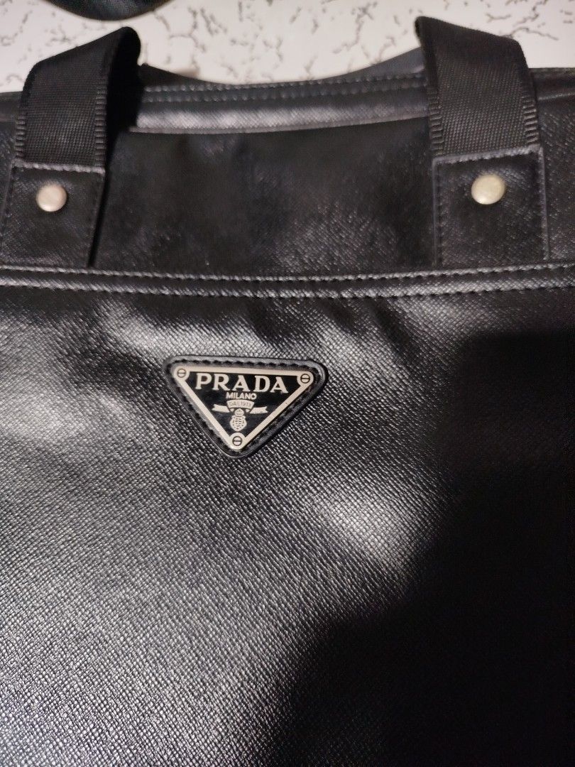 Prada messenger bag (Category: Shoulder Bags) located in Mandaluyong City. Submitted by ren2o_cru2 (Listing ID 1468931703, Image 3). Description: fs prada messenger bag solid lether material smooth lether minimal scratch.