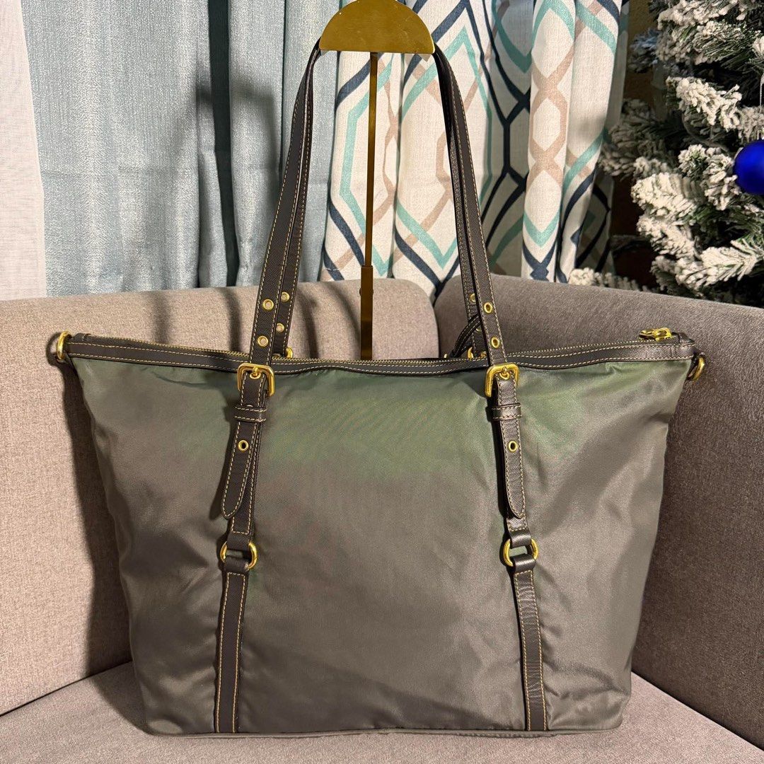 Prada nylon tote bag olive green (Category: Luxury Bags & Wallets) located in Madrid. Submitted by jhunaceee (Listing ID 1468957358, Image 2). Description: 💯Authentic Maganda pa condition Ganito talaga to na kulay sa prada nag iiba kulay No cracks Fresh pa Bag only.