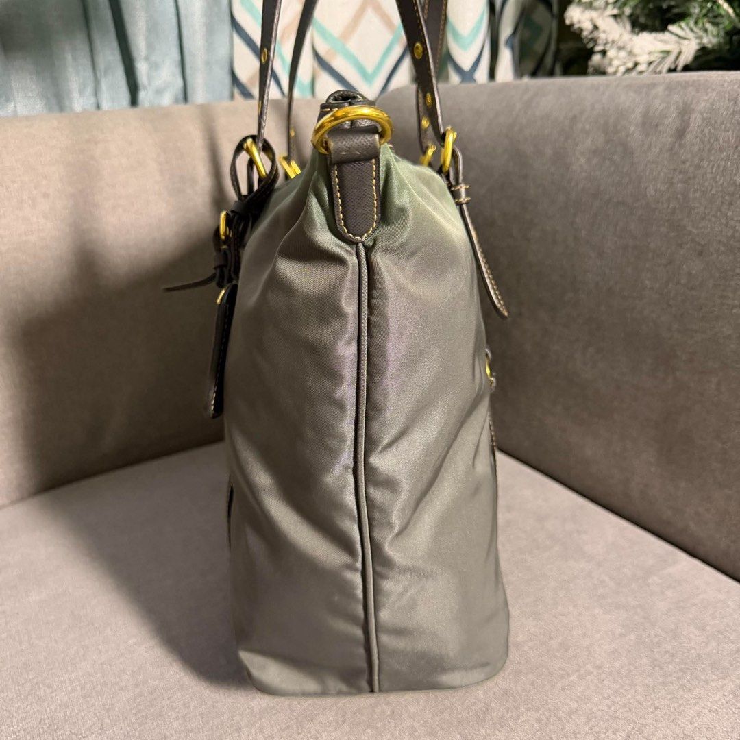 Prada nylon tote bag olive green (Category: Luxury Bags & Wallets) located in Madrid. Submitted by jhunaceee (Listing ID 1468957358, Image 3). Description: 💯Authentic Maganda pa condition Ganito talaga to na kulay sa prada nag iiba kulay No cracks Fresh pa Bag only.
