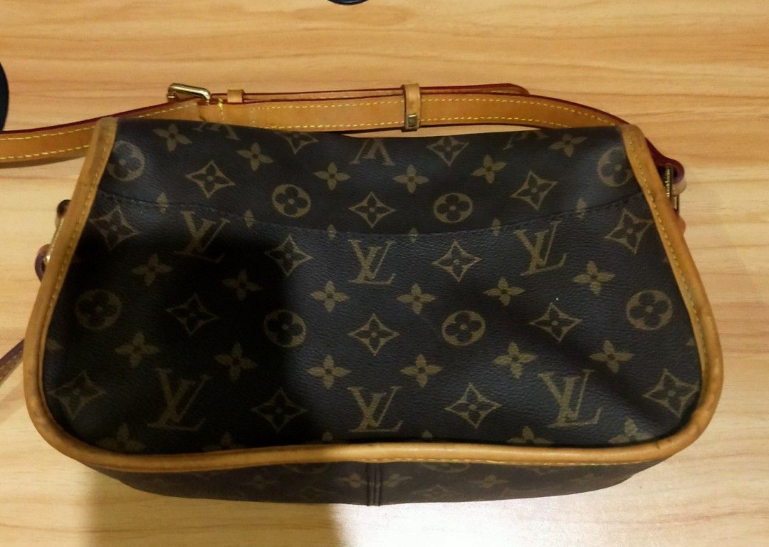 PRELOVED SHOULDER BAG (Category: Shoulder Bags) located in Davao. Submitted by rebrandz (Listing ID 1469156971, Image 2). Description: PRELOVED EST dimensions: L6" X W12" used but not abused used a few times during occasion no flaws and issues hardware are intact gifted to me December 2025 RFS: Decluttering.