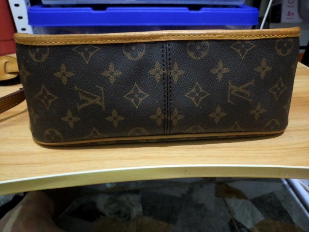 PRELOVED SHOULDER BAG (Category: Shoulder Bags) located in Davao. Submitted by rebrandz (Listing ID 1469156971, Image 3). Description: PRELOVED EST dimensions: L6" X W12" used but not abused used a few times during occasion no flaws and issues hardware are intact gifted to me December 2025 RFS: Decluttering.