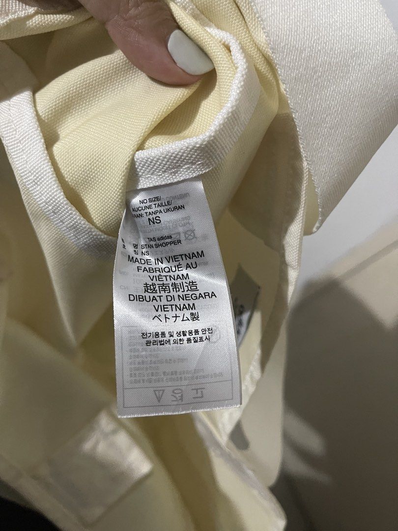Preloved tote bag (Category: Tote Bags) located in Makati City. Submitted by nhatzgold (Listing ID 1469026963, Image 3). Description: - Unisex tote bag. - Online bought (Zalora) - minimal stain, di nagagamit na stock. Natatanggal once labhan - RFS: nalalakihan ako.