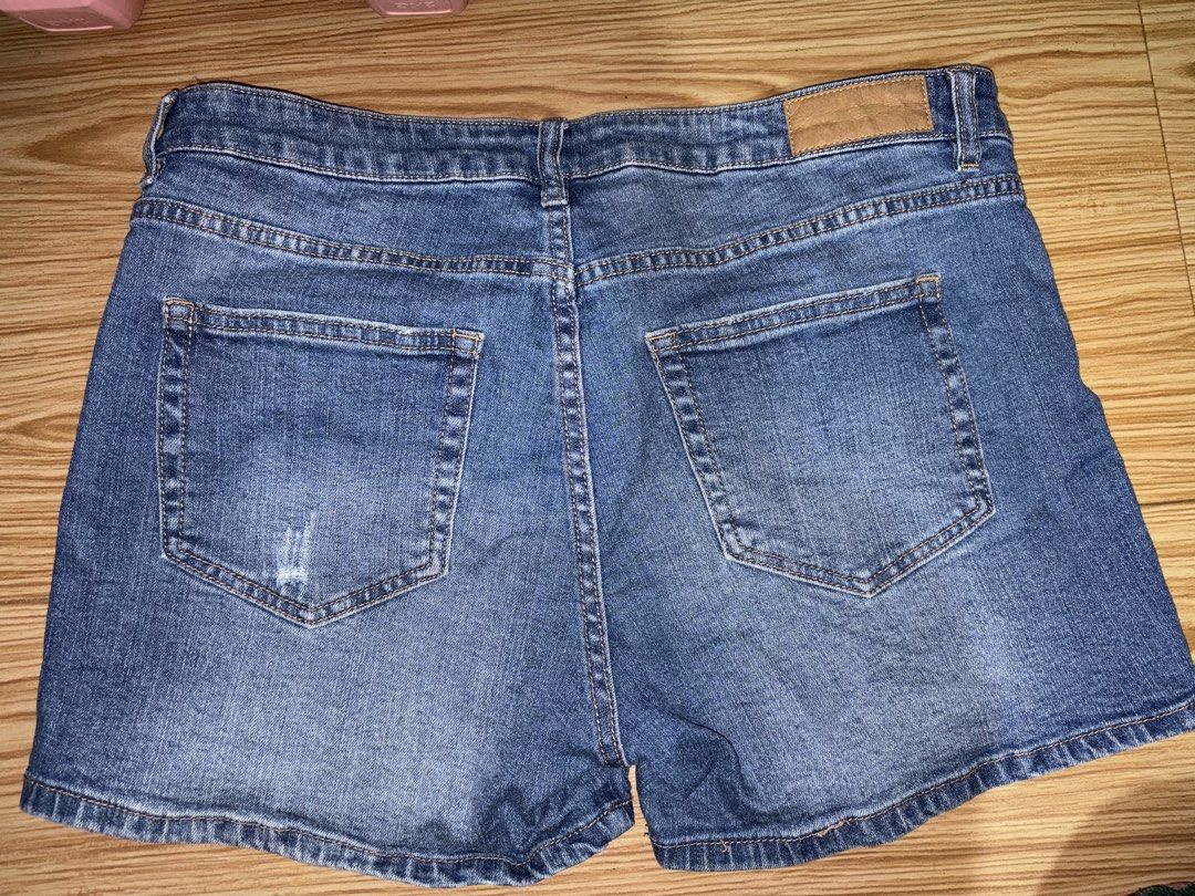 Pull&Bear Distressed Denim Shorts Size EUR 42 (Category: Shorts) located in Siquijor. Submitted by yhostuff (Listing ID 1469016145, Image 2). Description: Pull&Bear denim shorts in a medium blue wash. Mid-rise fit with distressed details near the front pockets. Classic five-pocket styling with back pockets and a leather patch at the waistband. Metal button closure and zip fly. Size EUR 42, USA 10, MEX 32. Women: L-XL RFS: Downsizing P.S. Visit my