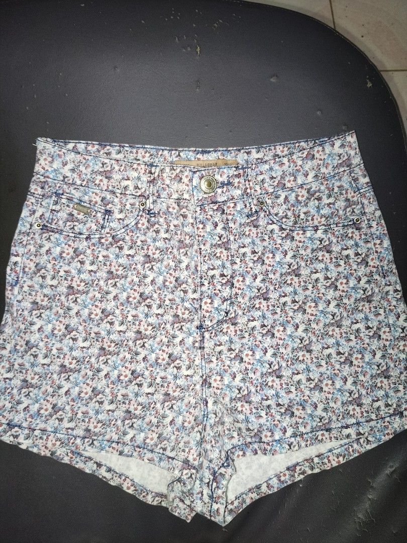 Pull&Bear Floral Print Denim Shorts (Category: Shorts) located in Manila. Submitted by thrift.fairy11 (Listing ID 1468935699, Image 3). Description: - Brand: Pull&Bear - Style: High-waist denim shorts with front button closure and classic 5-pocket design - Pattern: All-over cute floral print in purple, blue, and white tones - Details: Metal branded plaque on the front coin pocket - Size: EUR 32 / MEX 24 - Condition: Great piece for warmer weather