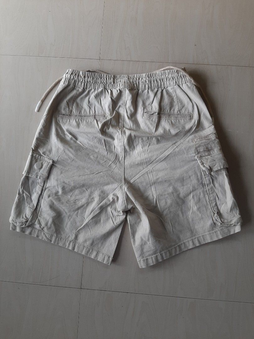 Pull&bear six pocket cargo short (Category: Shorts) located in Himamaylan. Submitted by thriftsouth6108 (Listing ID 1469085495, Image 3). Description: Pull&bear six pocket cargo short Size:29-32 L: 17 As new no issue Colorate: 9.8/10 J&T courier Can do shipping nationwide.