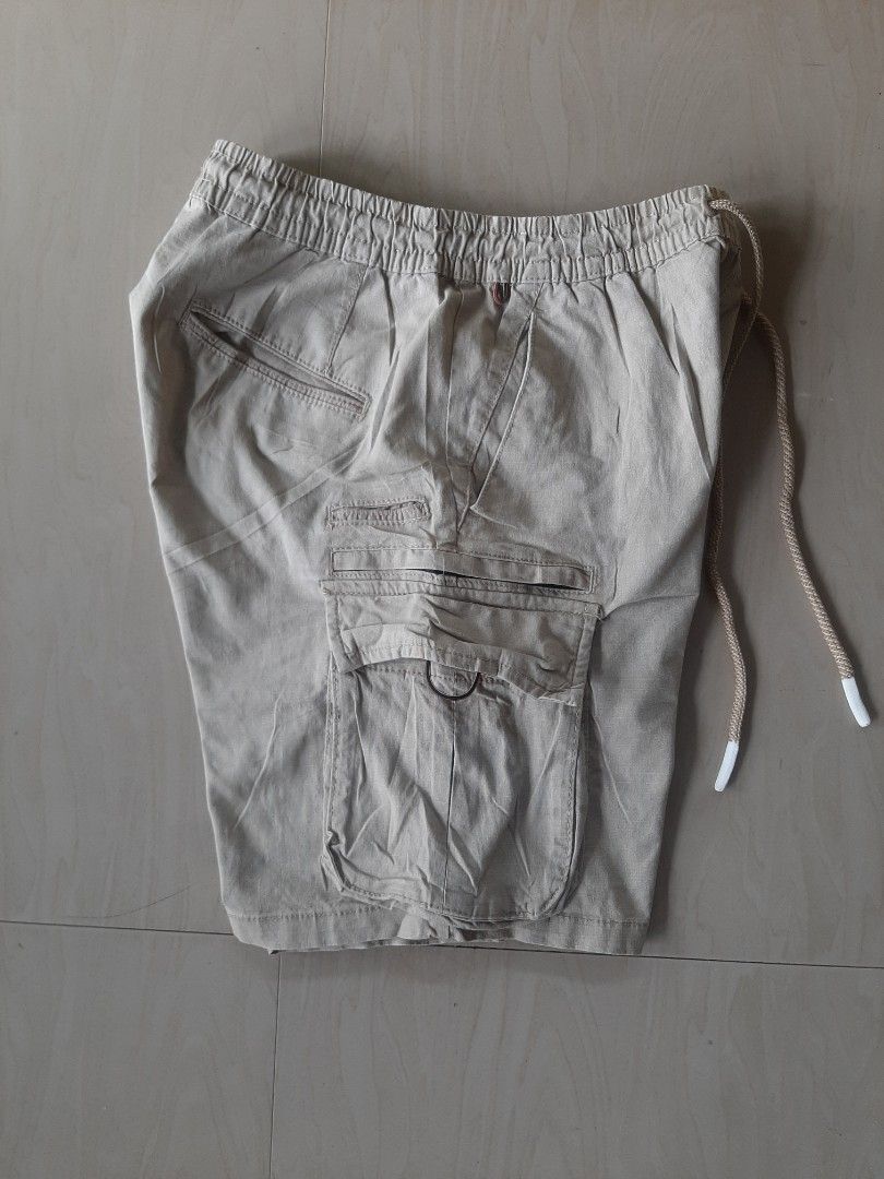 Pull&bear six pocket cargo short (Category: Shorts) located in Himamaylan. Submitted by thriftsouth6108 (Listing ID 1469085495, Image 2). Description: Pull&bear six pocket cargo short Size:29-32 L: 17 As new no issue Colorate: 9.8/10 J&T courier Can do shipping nationwide.