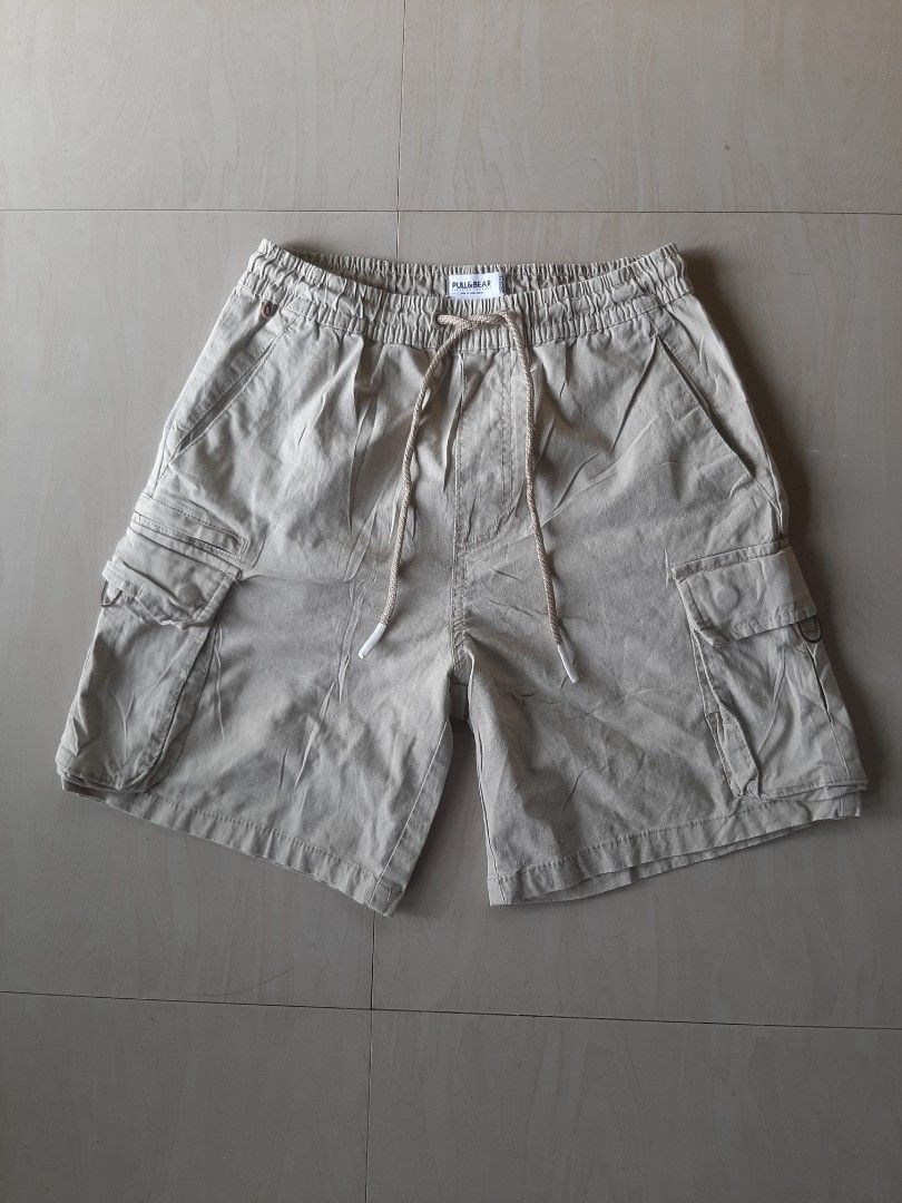 Pull&bear six pocket cargo short (Category: Shorts) located in Himamaylan. Submitted by thriftsouth6108 (Listing ID 1469085495, Image 1). Description: Pull&bear six pocket cargo short Size:29-32 L: 17 As new no issue Colorate: 9.8/10 J&T courier Can do shipping nationwide.