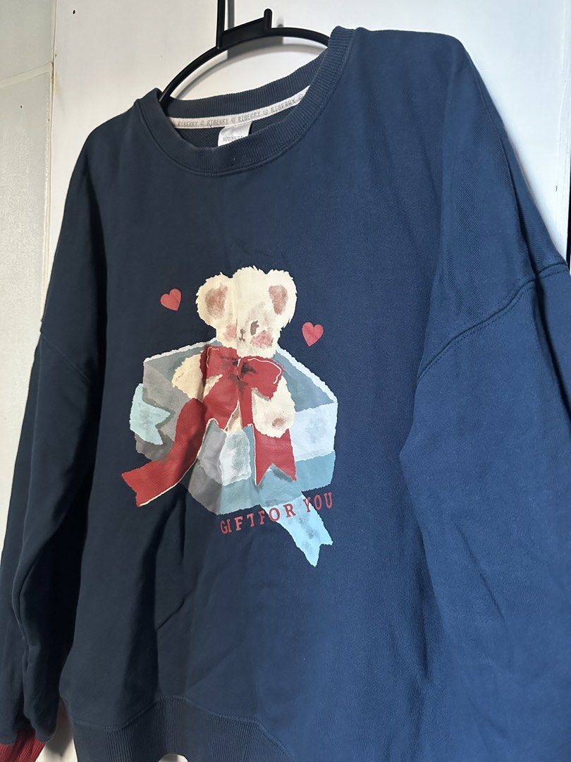 Sweatshirt w/bear design (Category: Others Tops) located in Cavite. Submitted by chicfinds.slay (Listing ID 1469036257, Image 2). Description: ✨japan source/super nice ✨best fit s-semi large for women ✨best fit s-m for men.