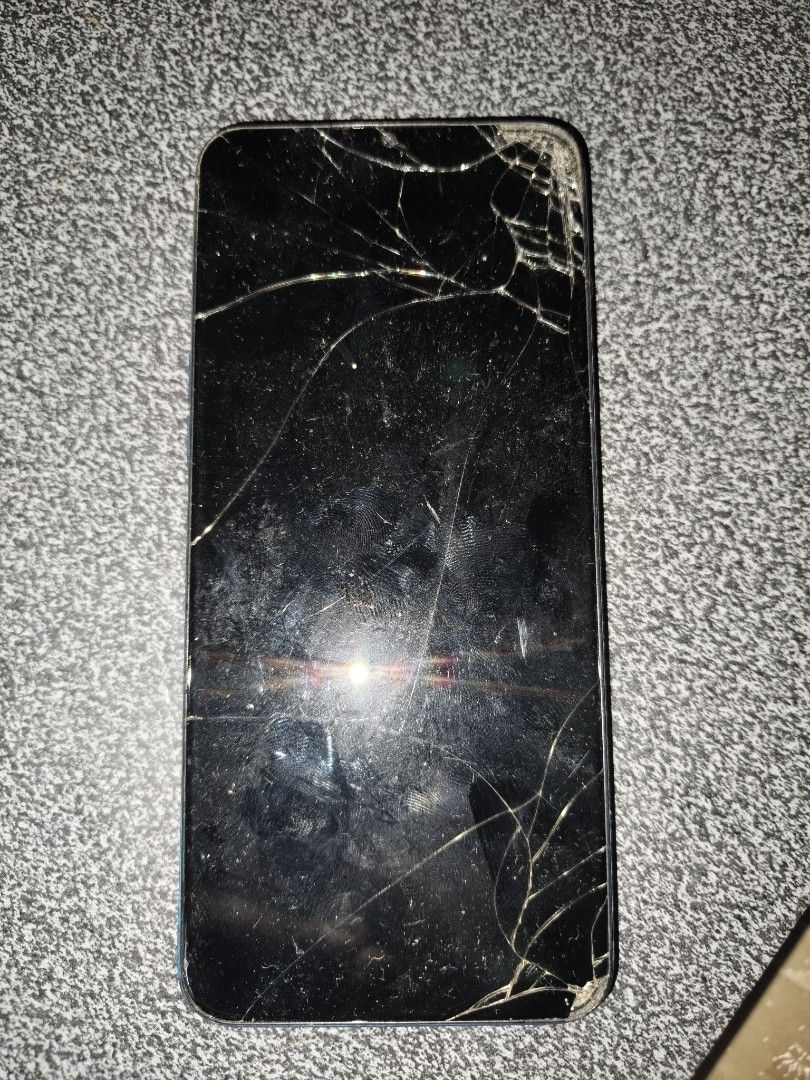 Realme C3 (Category: Other Mobile & Gadget Accessories) located in Caloocan City. Submitted by renzozoril89479 (Listing ID 1468946934, Image 2). Description: 3 gb 32 gb For parts Issue: LCD and Volume Rack only.