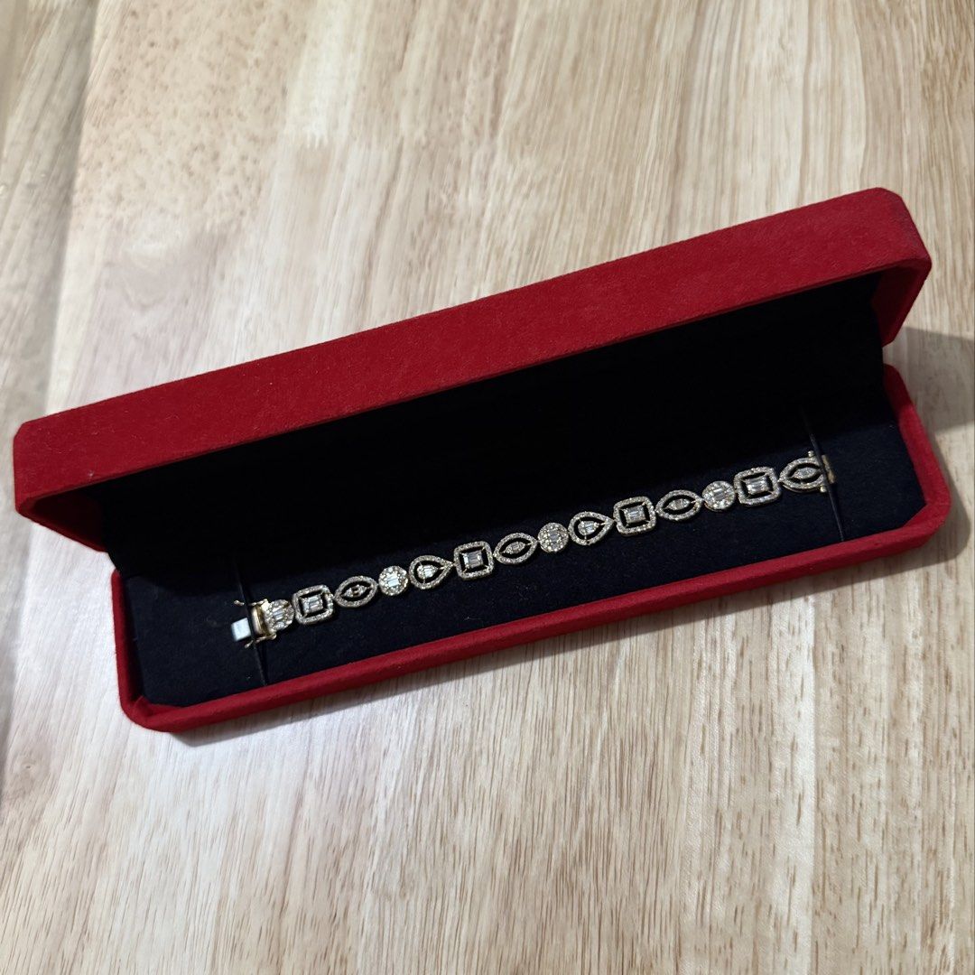 Red Velvet bracelet Box (Category: Bracelets) located in Marikina City. Submitted by lovegoeson (Listing ID 1469133969, Image 1). Description: - box only, nothing more included - luxury red velvet hinged jewelry box with black interior (perfect for gifting).