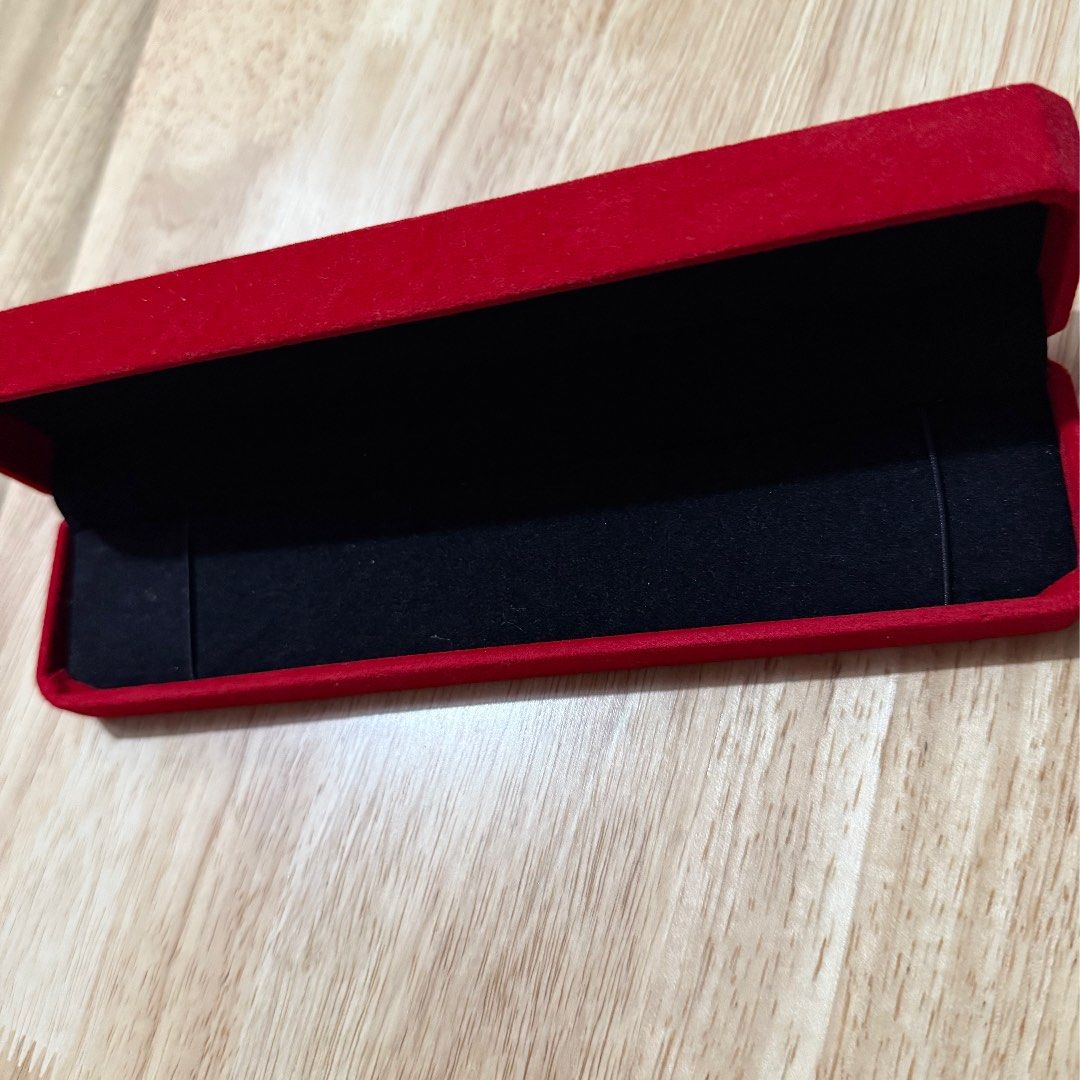 Red Velvet bracelet Box (Category: Bracelets) located in Marikina City. Submitted by lovegoeson (Listing ID 1469133969, Image 2). Description: - box only, nothing more included - luxury red velvet hinged jewelry box with black interior (perfect for gifting).