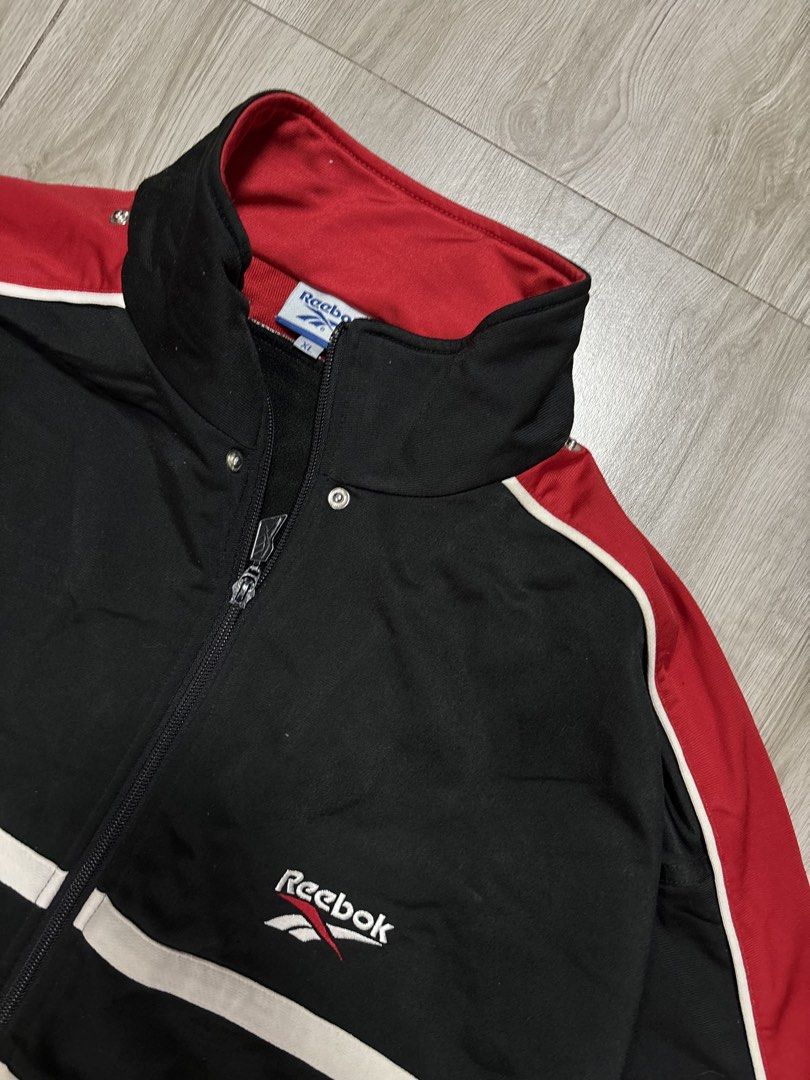 Reebok (Category: Coats, Jackets and Outerwear) located in Cavite. Submitted by cesxyyylll (Listing ID 1468936778, Image 3). Description: Need wash minimal stain issue Solid condition.