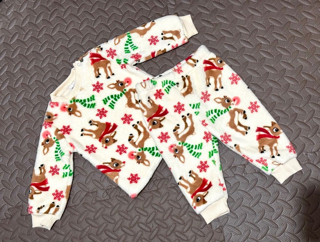 Reindeer Pull over terno (Category: Babies & Kids Fashion) located in Santiago. Submitted by elles_closet.ph (Listing ID 1468949179, Image 1). Description: All items are brandnew, onhand and ready to ship via J&T Express. Unisex. Size on tag: 3-6m.