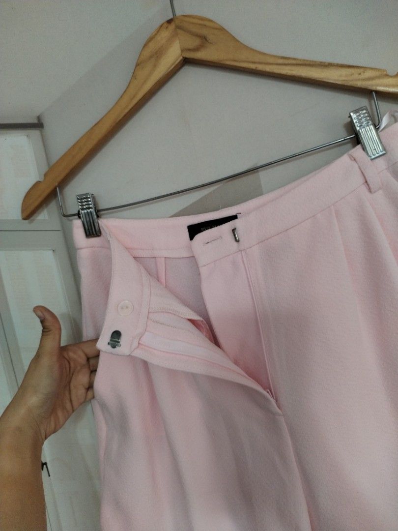 River island pink shorts (Category: Shorts) located in Lucena. Submitted by styleddsc (Listing ID 1468934011, Image 3). Description: Small on tag fits medium Fits 28-29"waistline.
