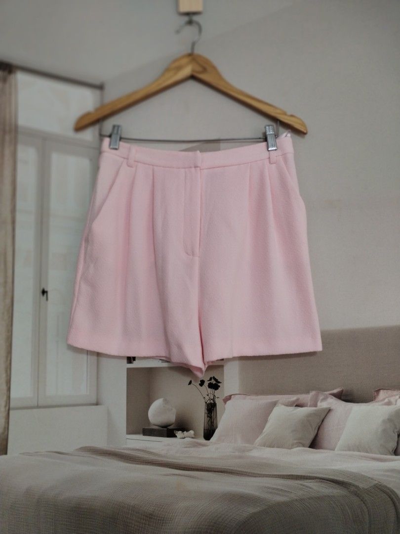 River island pink shorts (Category: Shorts) located in Lucena. Submitted by styleddsc (Listing ID 1468934011, Image 2). Description: Small on tag fits medium Fits 28-29"waistline.