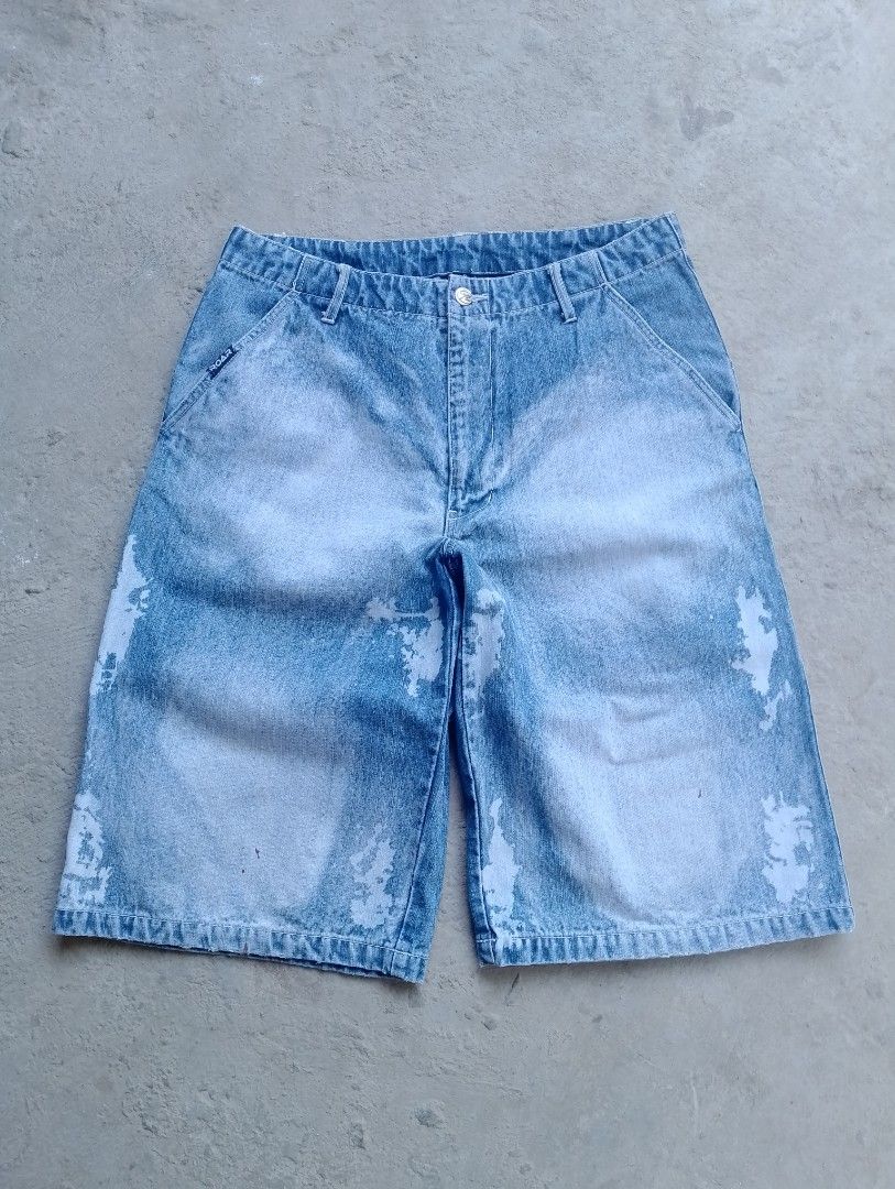 ROAR Jorts Acid Wash (Category: Shorts) located in San Ildefonso. Submitted by lanz_baesa (Listing ID 1469090165, Image 2). Description: - Brand: ROAR - Style: Baggy wide-leg denim jorts - Wash/Design: Acid wash with distressed white paint splatters - Big Pocket Y2k Jorts -Dimes - Waist 34 -Length 25.