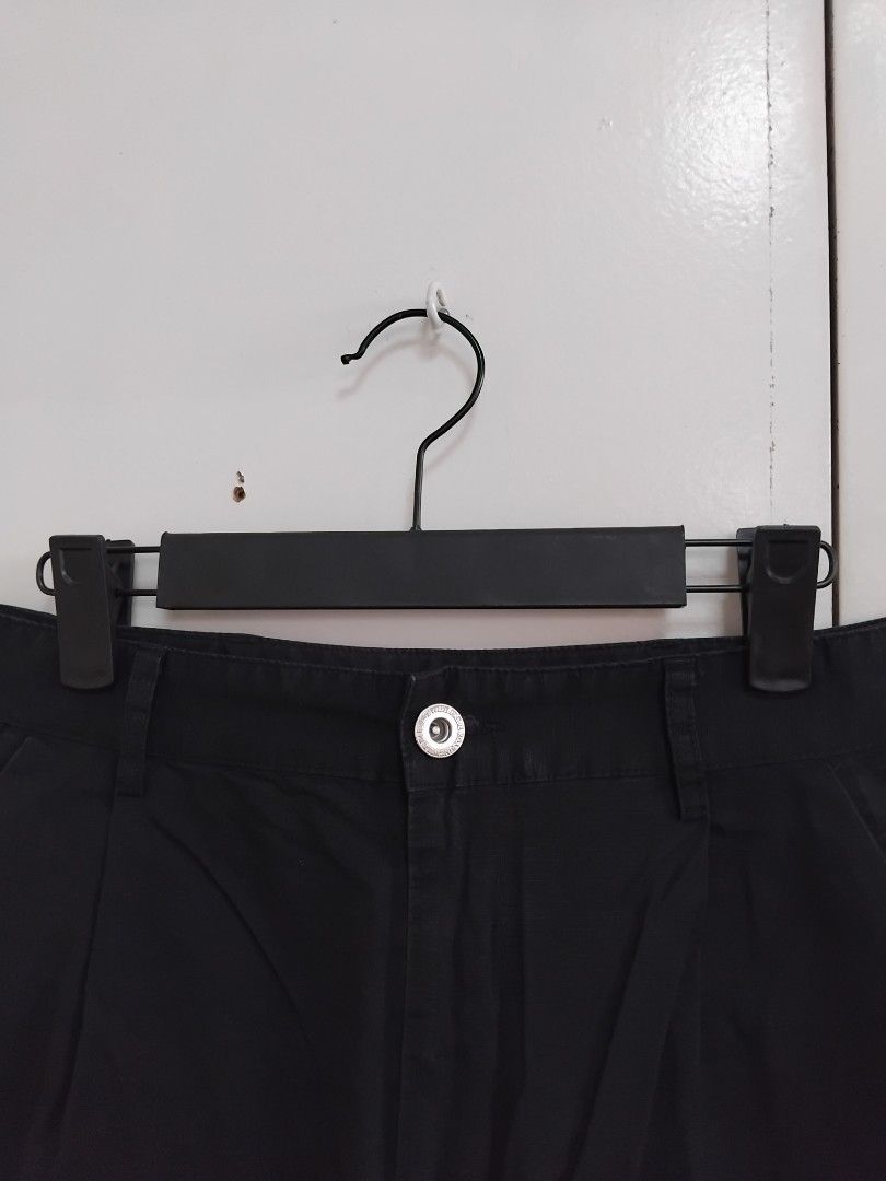 Roaringwild Black Cargo Utility Shorts (Category: Shorts) located in Pasig City. Submitted by hustlexcurate (Listing ID 1469000921, Image 3). Description: Roaringwild Black Cargo Utility Shorts Size MEDIUM Dimensions; Waist: 30 inches Lenght: 23 inches.