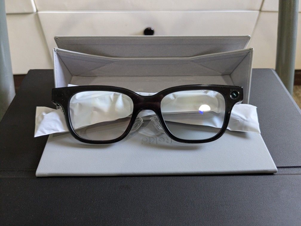 Rokid Smart Glasses (Category: Sunglasses & Eyewear) located in Davao. Submitted by apb.apb (Listing ID 1468991893, Image 3). Description: [Brand New / Open Box] Rokid AI Glasses – Smart Wearable Tech Selling my brand-new Rokid AI Glasses for only ₱25,000! Local store retail price is ₱38,000, so you are getting an immediate ₱13,000 discount. • Condition: Brand new but unsealed since I opened the box just to check and inspect the unit. Still smell