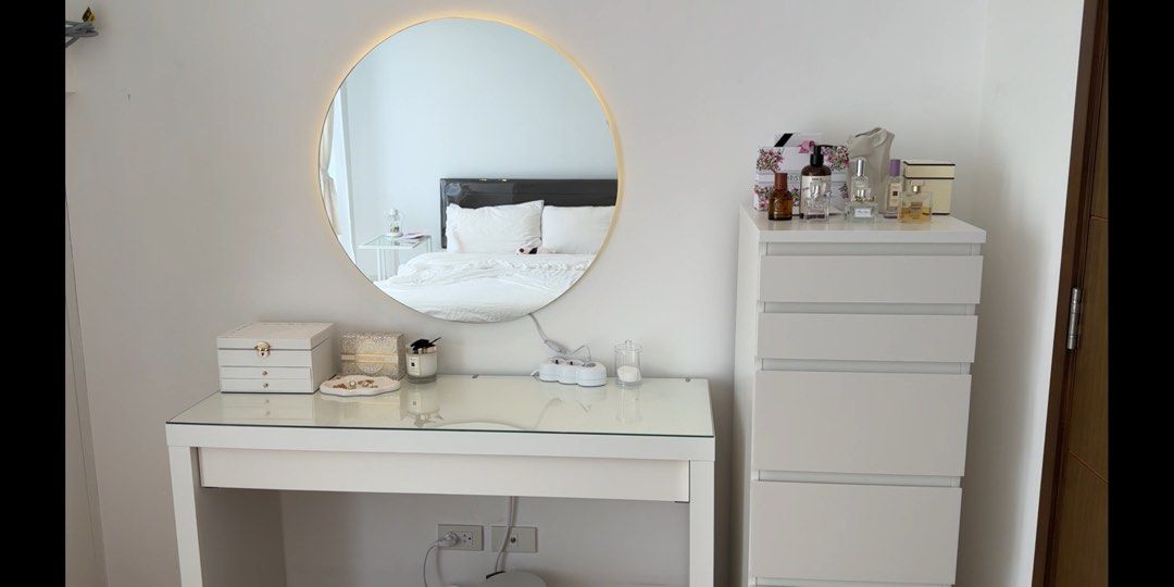 Round mirror with LED (Category: Mirrors) located in Manila. Submitted by eunsaema (Listing ID 1469075432, Image 1). Description: 2.5ft round frameless Perfect mirror for vanity or drawer 🤍 .