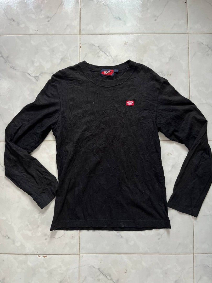 ROXY Black Long Sleeve Tee Size L (Category: Longsleeves) located in Caloocan City. Submitted by kimronnel (Listing ID 1468953476, Image 1). Description: - Brand: Roxy - Item: Black long sleeve t-shirt - Size: Large - Details: Small red chest logo patch, classic crew neckline, regular fit - Condition: Good, shows natural wrinkling from storage - Style: Solid black, easy to match with casual everyday outfits.