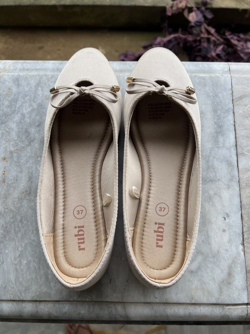 Rubi Size 37 (Category: Flats & Sandals) located in Tanauan. Submitted by abhieyah06 (Listing ID 1468935831, Image 1). Description: Used once. Sa cotton-on ko nabili.. Mode of payment: Gcash.