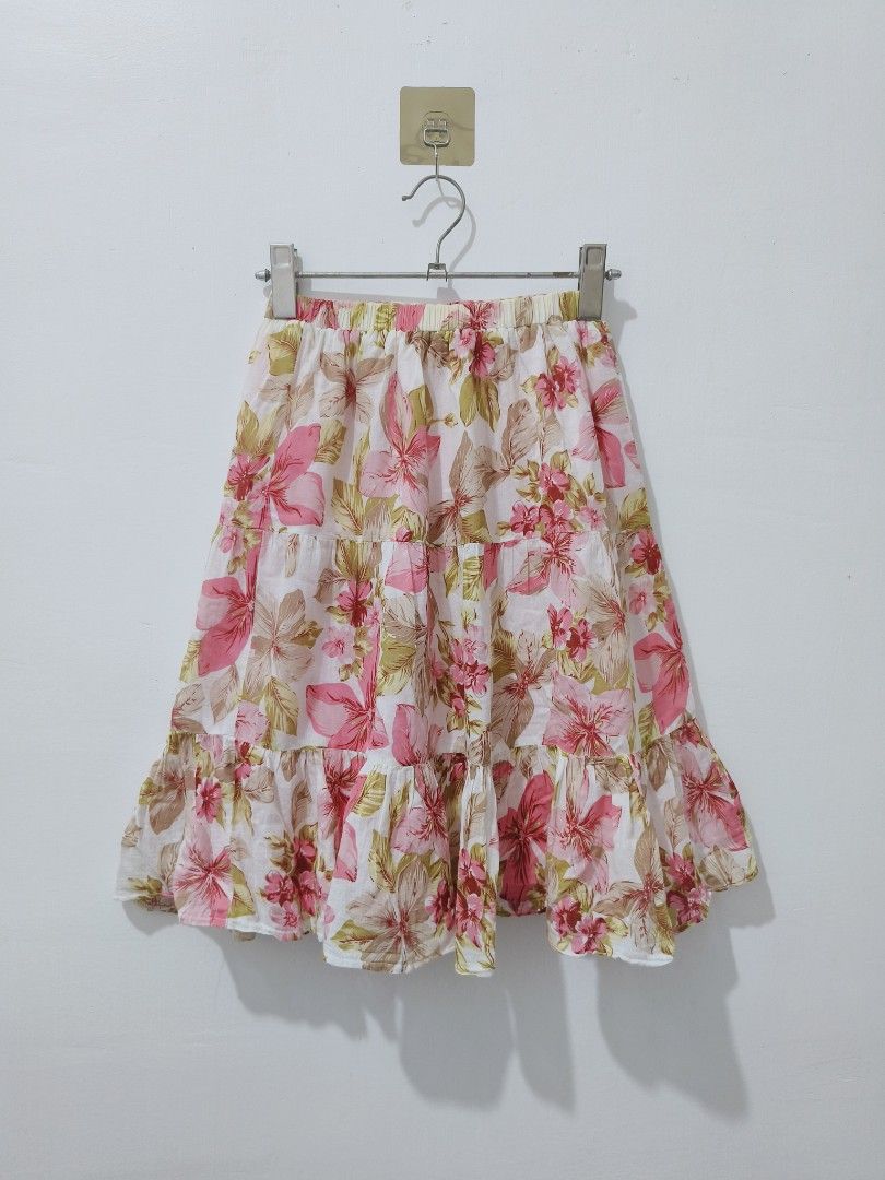 Ruby Red Pink Green Summer Midi Skirt Flora Inspired (Category: Skirts) located in Cotabato. Submitted by shookia (Listing ID 1469142961, Image 1). Description: 𝓑𝓻𝓪𝓷𝓭 : Ruby Red 𝓢𝓲𝔃𝓮 : w: 22-32 l: 23.