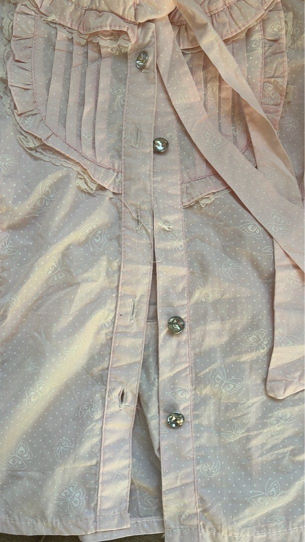 ruffled blouse (Category: Blouses) located in Digos. Submitted by namiyuuu1 (Listing ID 1468950989, Image 3). Description: issue: missing button .