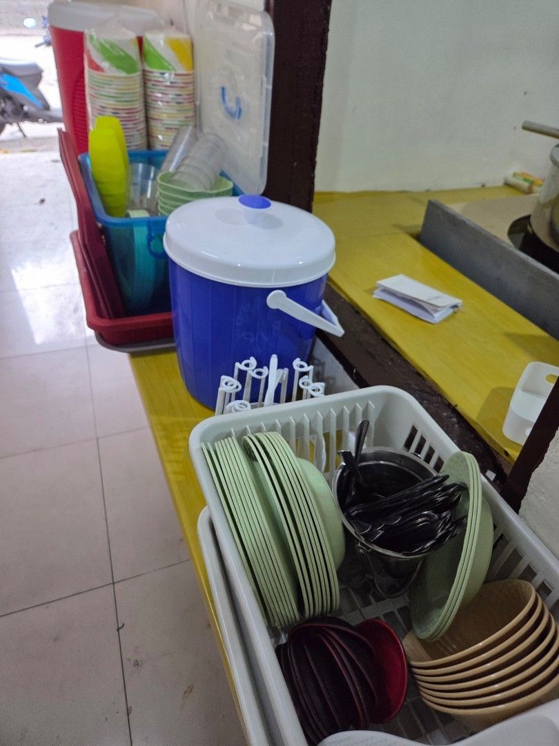 Rush! Complete Restaurant Paresan Mamihan Equipment and Diningware Bundle (Category: Cookware & Accessories) located in Muntinlupa City. Submitted by lou_ao (Listing ID 1468997197, Image 3). Description: - Complete kitchen and dining setup for food business startup or expansion - Heavy-duty stainless steel cooking pots - Double burner gas stove with green LPG tank included - Large capacity rice cooker - Orocan water dispenser - Plastic stackable 